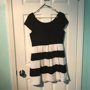 Black and white dress stripped on bottem🛍